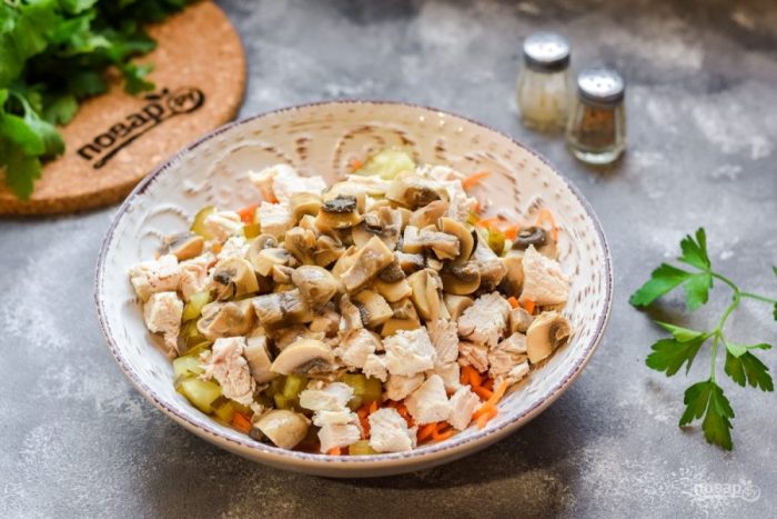 Салат из белых грибов и курицы