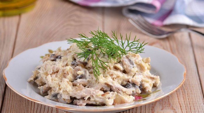 Салат с консервированными или жаренными шампиньонами и ветчиной