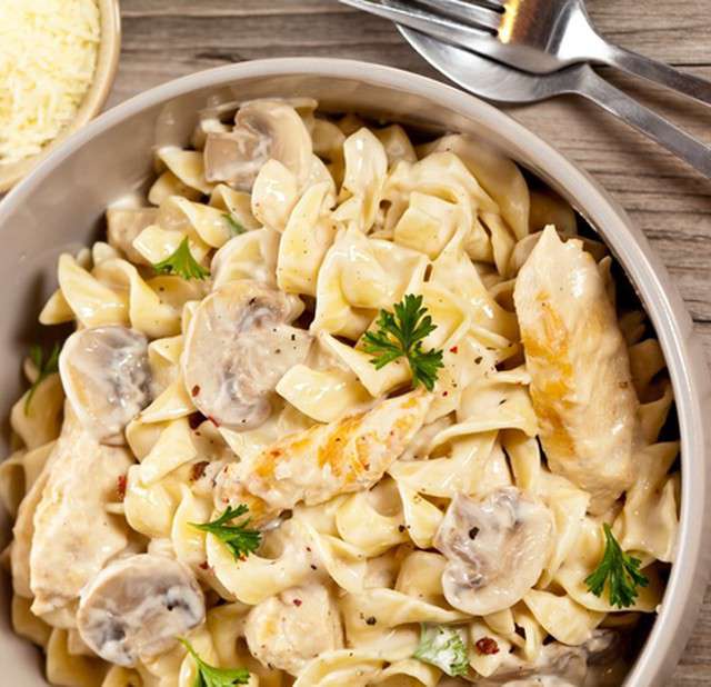 Паста с курицей и грибами в сливочном соусе карри: рецепт с фото