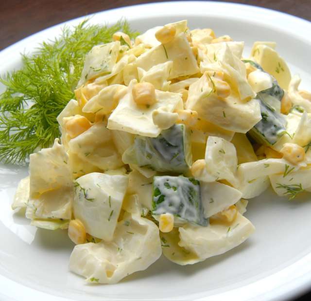 Салат с кукурузой и яйцом, подробное приготовление с фотографиями