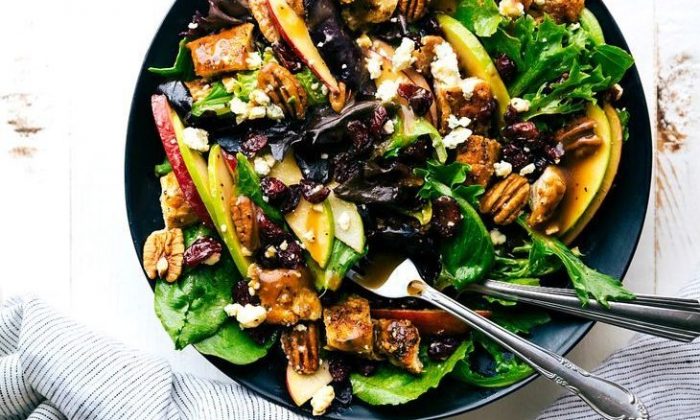 Салат из маринованных грибов с курицей