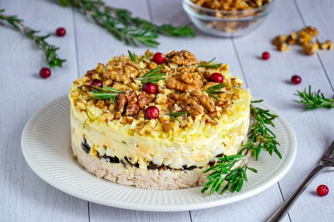 Куриный салат с черносливом и грецкими орехами рецепт с пошаговыми фото и видео - 1000.menu