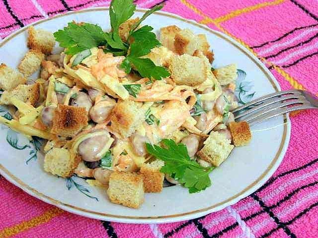 Салат с фасолью, корейской морковью и сухариками рецепт с пошаговым фото - 1000.menu
