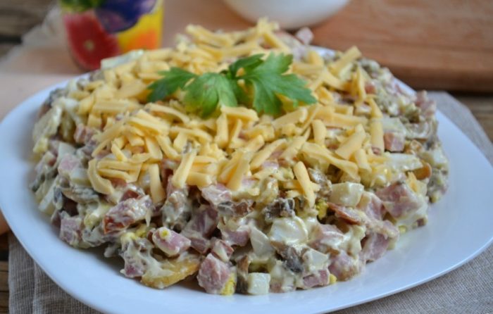 Салат с консервированными или жаренными шампиньонами и ветчиной