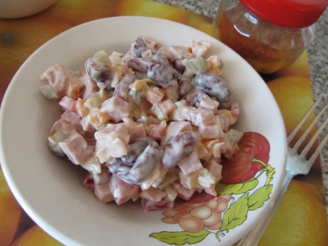 Третий рецепт - сложный салат с грибами, ветчиной, сыром и фасолью