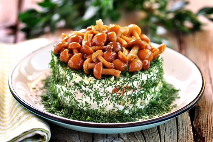 Салат с копченой курицей и маринованными опятами