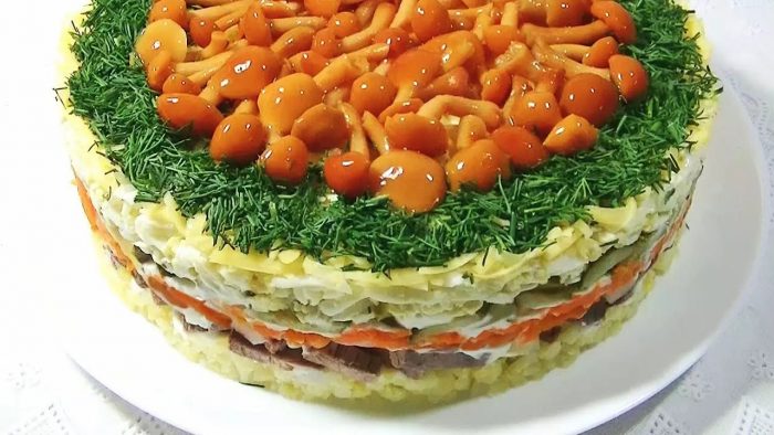 Салат с копченой курицей и маринованными опятами