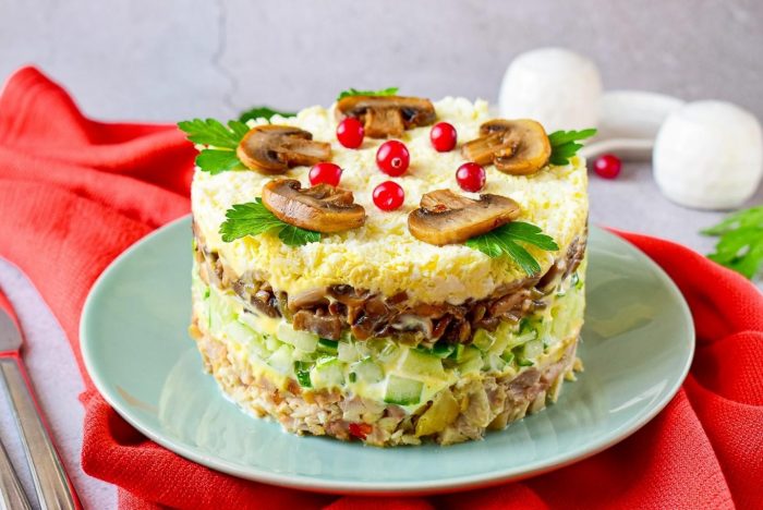 Салат с копченой грудкой и грибами шампиньонами