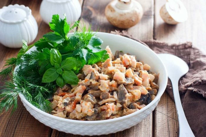 Салат из белых грибов и курицы