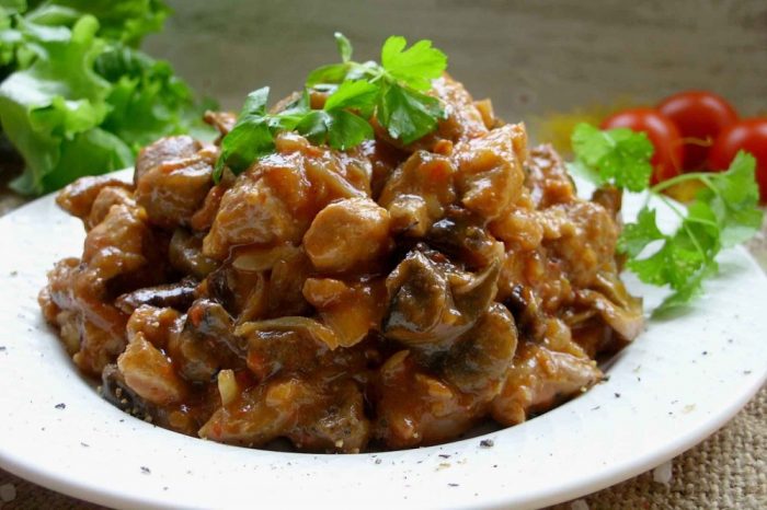Простая и вкусная подливка из свинины и грибов
