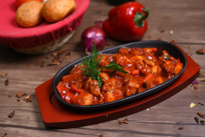Простая и вкусная подливка из свинины и грибов