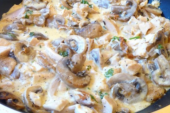 Шампиньоны в духовке со сливками и сыром