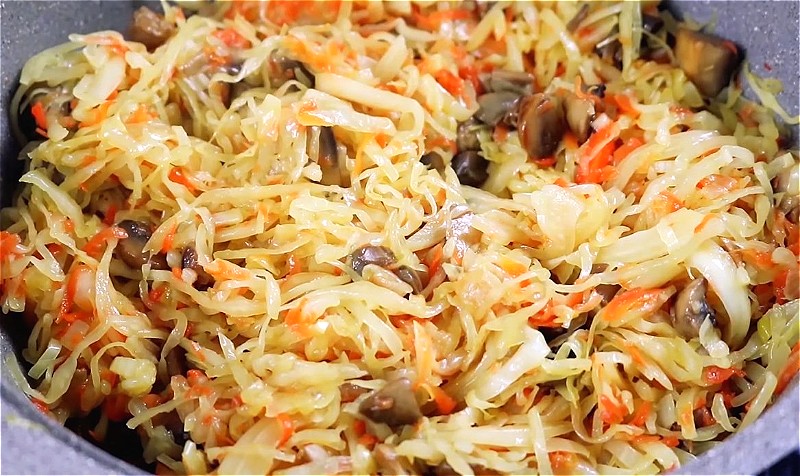 20 простых и вкусных рецептов жареной капусты с грибами на сковороде