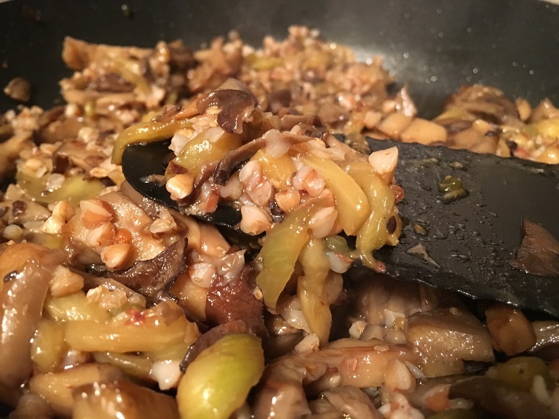 Процесс жарки грибов и лука