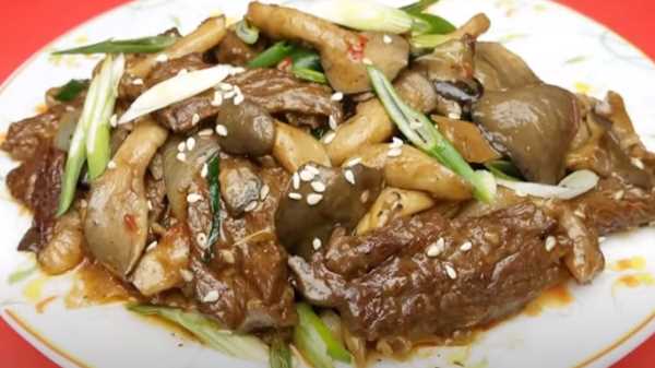 Жареные вешенки с говядиной и луком